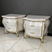 Mesa de Cabeceira Mini Bombe Laca Branco com Apliques Folheados a Ouro