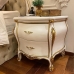 Mesa de Cabeceira Mini Bombe Laca Branco com Apliques Folheados a Ouro