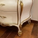 Mesa de Cabeceira Mini Bombe Laca Branco com Apliques Folheados a Ouro
