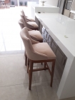 Banqueta Contemporânea Estofada