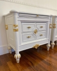Mesa de Cabeceira Philippe com Pés Torneados