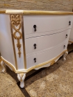 Comoda Bombe Classica - Detalhes Folheados a Ouro - Modelo Exclusivo