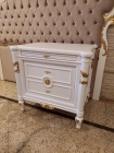 Mesa de Cabeceira Philippe com Pés Torneados
