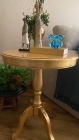 Mesa lateral entalhada - Base torneada - Folheada a Ouro